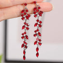 Brincos Longos Retrô com Rosa e Detalhes em Strass