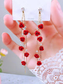 Brincos Longos Retrô com Rosa e Detalhes em Strass
